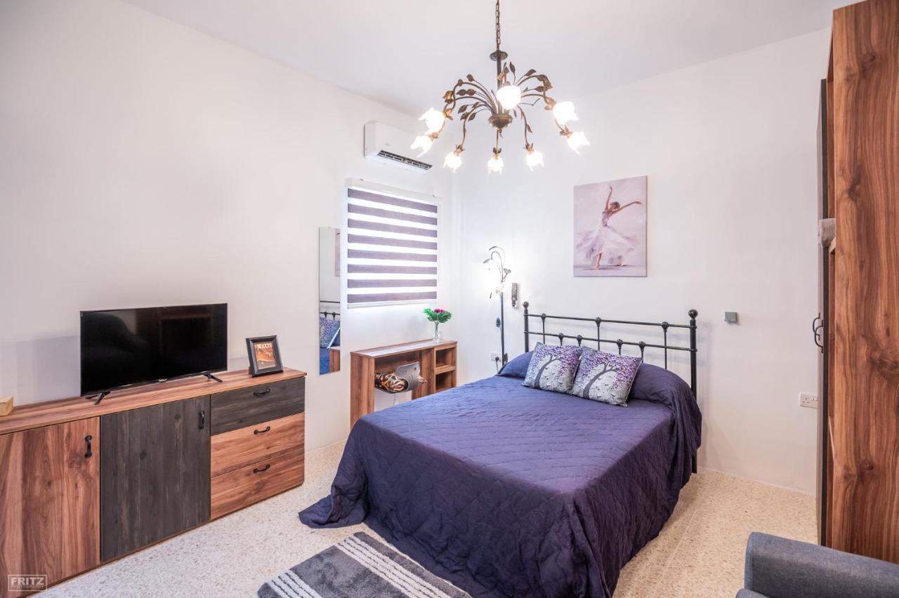 Close To Airport - Private Room With Private Bathroom Adults Only Gudja Екстер'єр фото