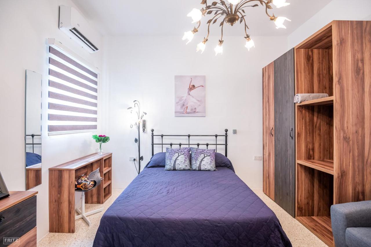 Close To Airport - Private Room With Private Bathroom Adults Only Gudja Екстер'єр фото